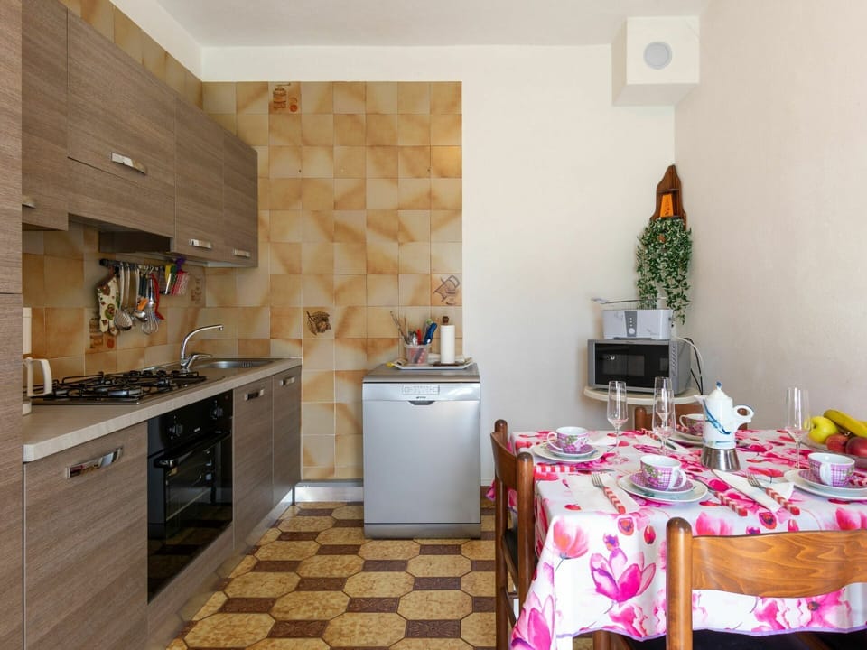 Property, Cabinetry, Furniture, Tap, Countertop, Kitchen Sink, Building, Sink, Kitchen Stove, Plumbing Fixture