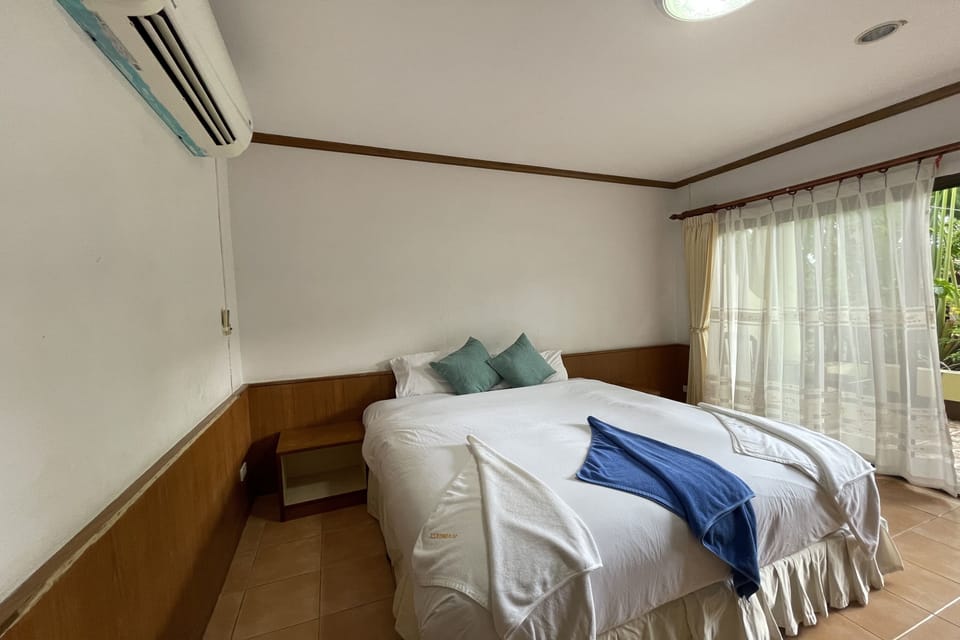Deluxe Room, Garden View | Minibar, desk, WiFi (free), bed sheets