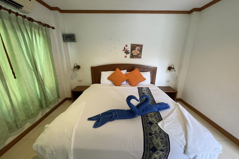 Minibar, desk, WiFi (free), bed sheets
