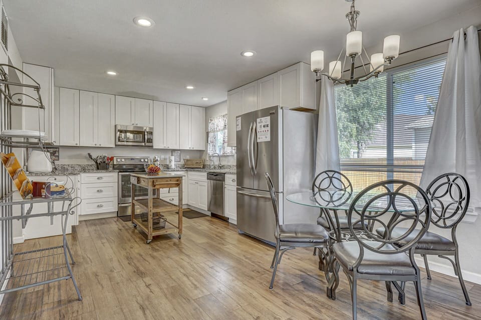 Fully equipped kitchen with a dining table for 4!