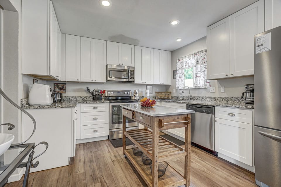 Fully equipped kitchen with a dining table for 4!