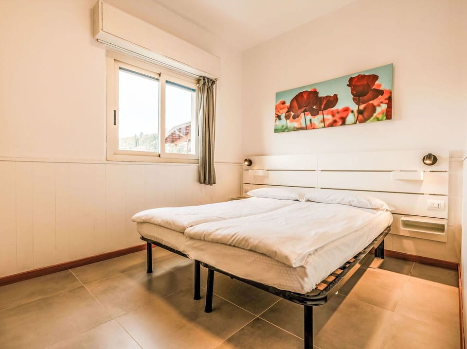 Wood, Furniture, Interior Design, Floor, Bed, Flooring, Bedroom, Ceiling, Apartment, Wood Flooring