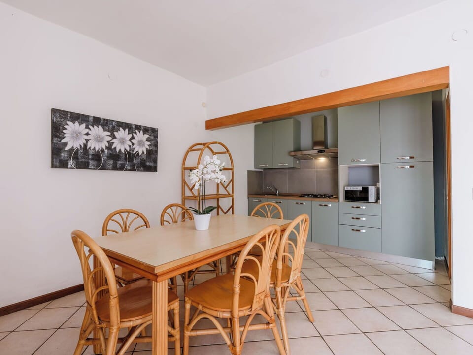 Flooring, Interior Design, Wood, Floor, Furniture, Kitchen, Countertop, Kitchen & Dining Room Table, Room, Ceiling