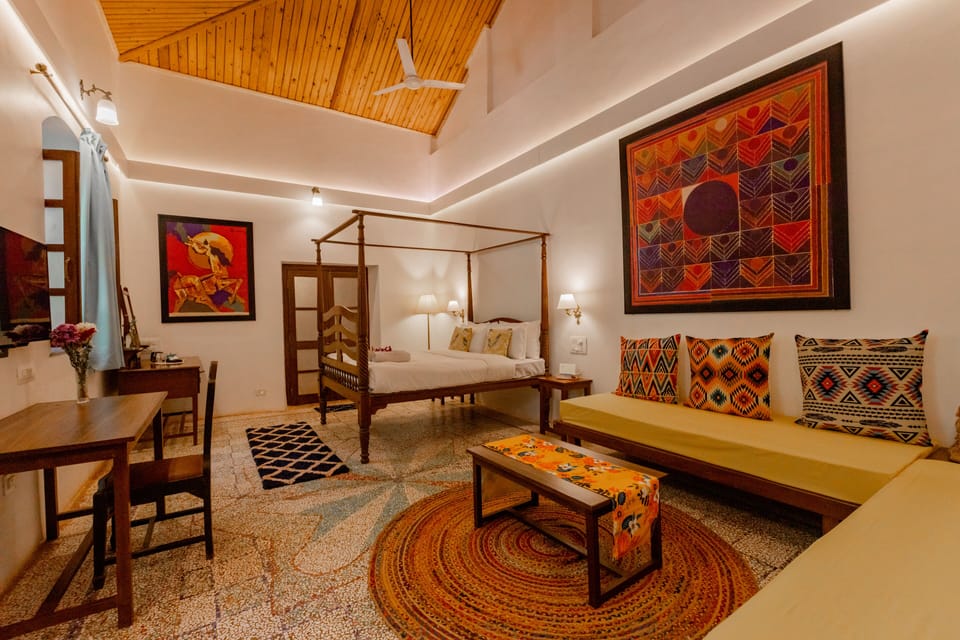 Luxury Single Room | Living area | 32-inch LCD TV with cable channels, TV