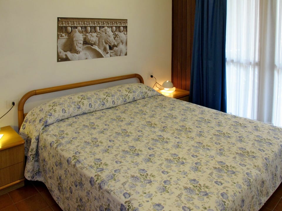 Bedroom, Bed, Bed Sheet, Room, Furniture, Property, Bedding, Mattress, Bed Frame, Duvet Cover