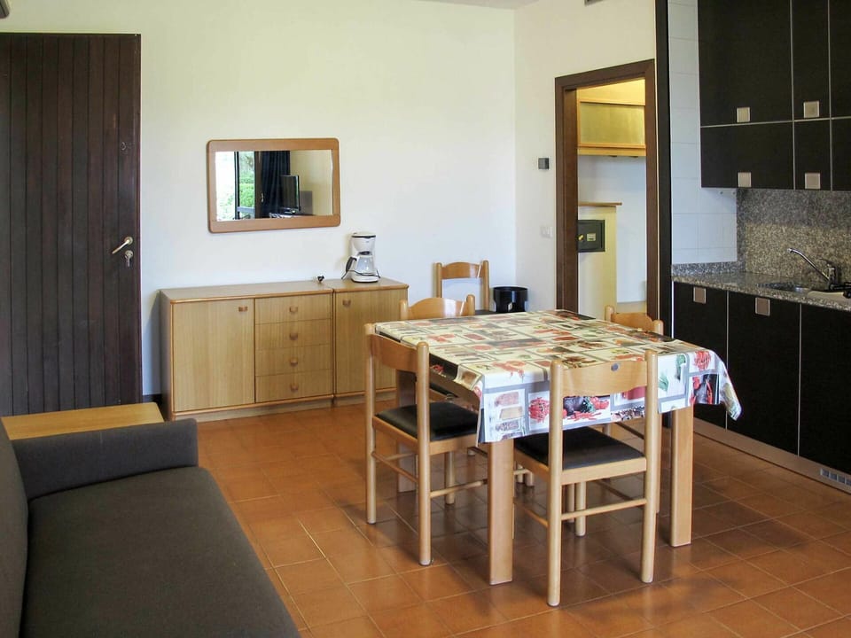 Room, Furniture, Property, Floor, Interior Design, Table, Building, House, Dining Room, Wall