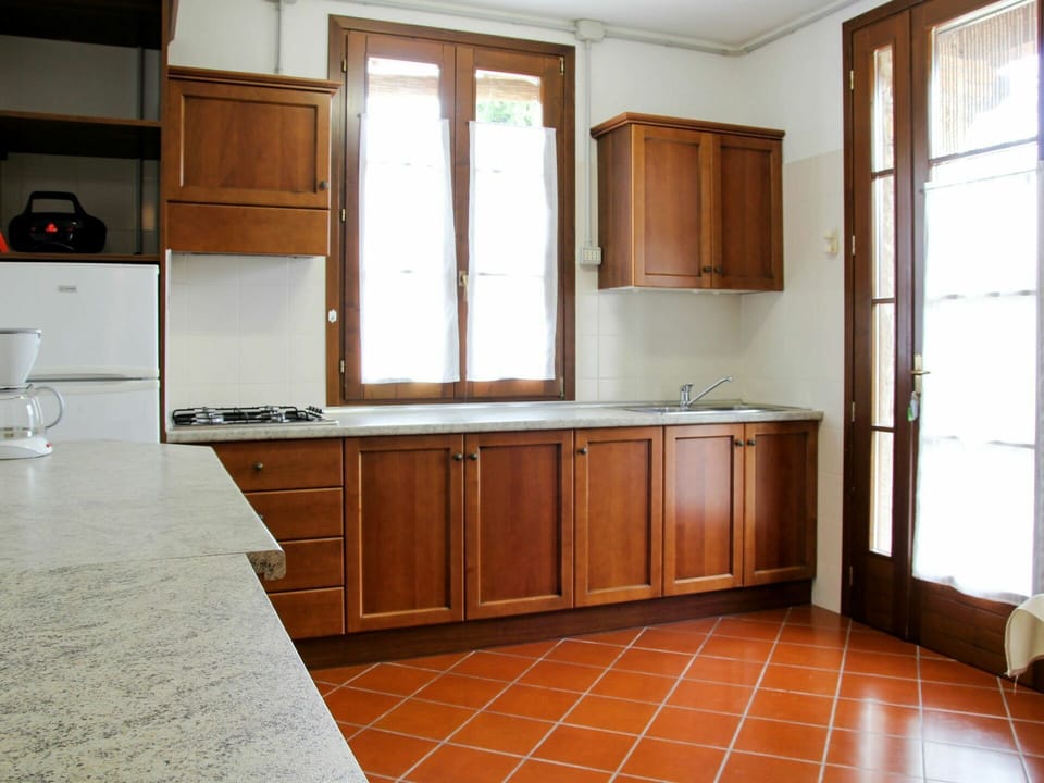 Countertop, Room, Cabinetry, Furniture, Property, Kitchen, Floor, Building, House, Hardwood