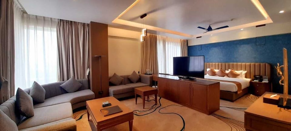 Suite Room | Egyptian cotton sheets, premium bedding, laptop workspace, WiFi (free)
