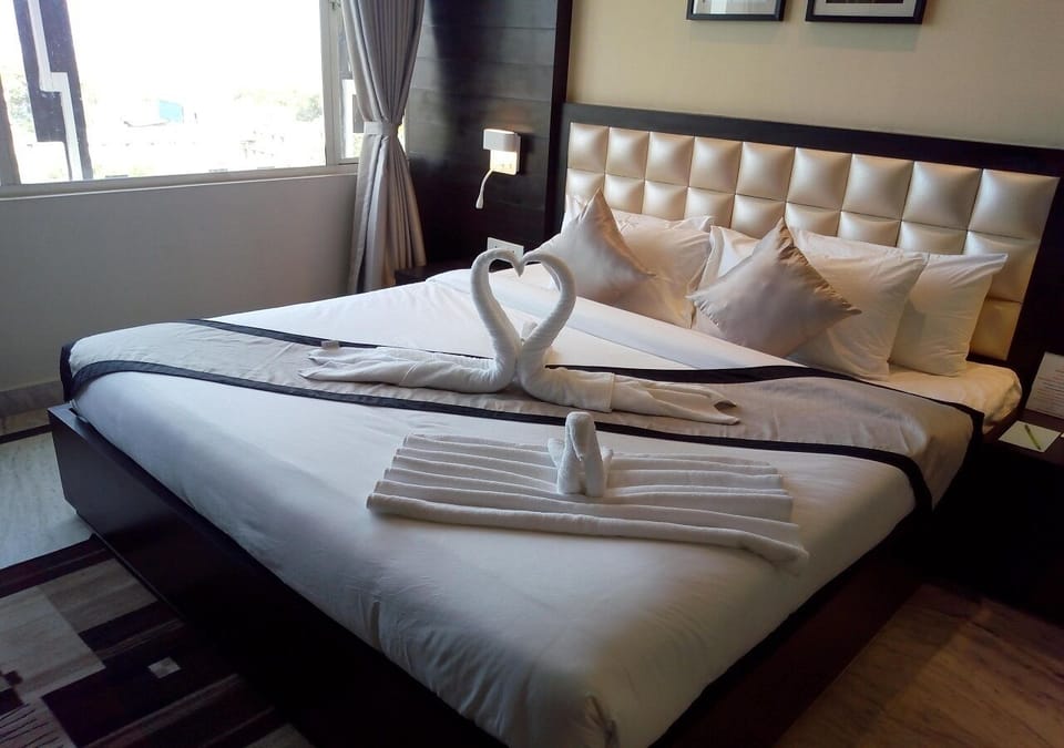 Deluxe Double Room | Egyptian cotton sheets, premium bedding, laptop workspace, WiFi (free)
