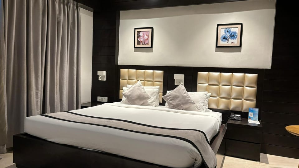 Deluxe Double Room | Egyptian cotton sheets, premium bedding, laptop workspace, WiFi (free)