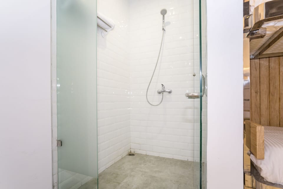 Family Double Room | Bathroom | Shower, towels