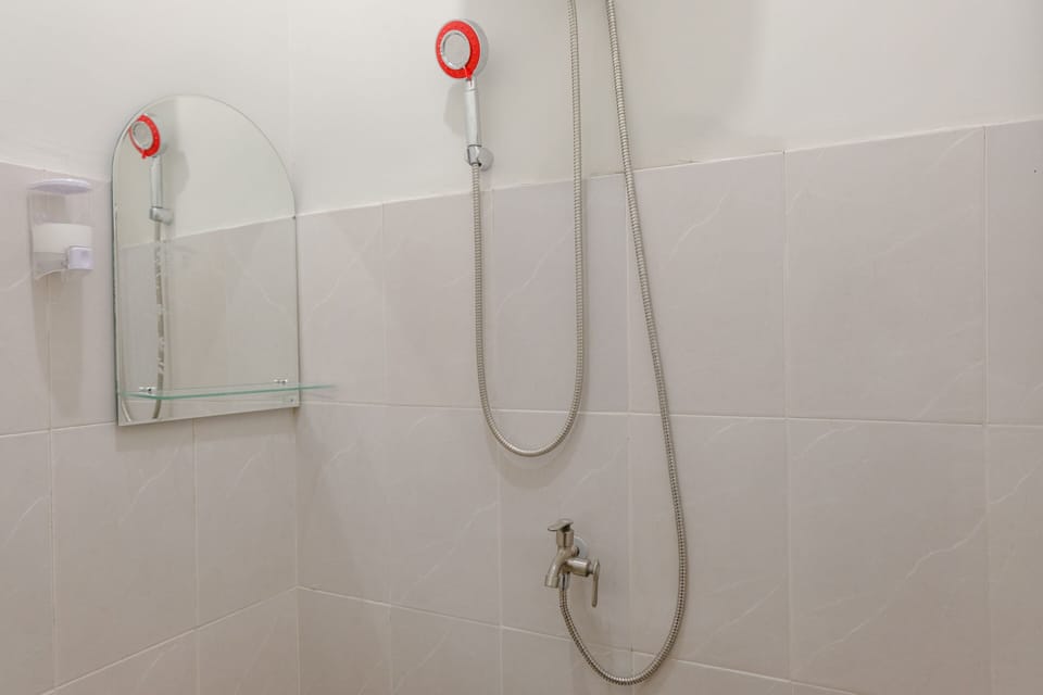 Standard Double Room | Bathroom | Shower, towels