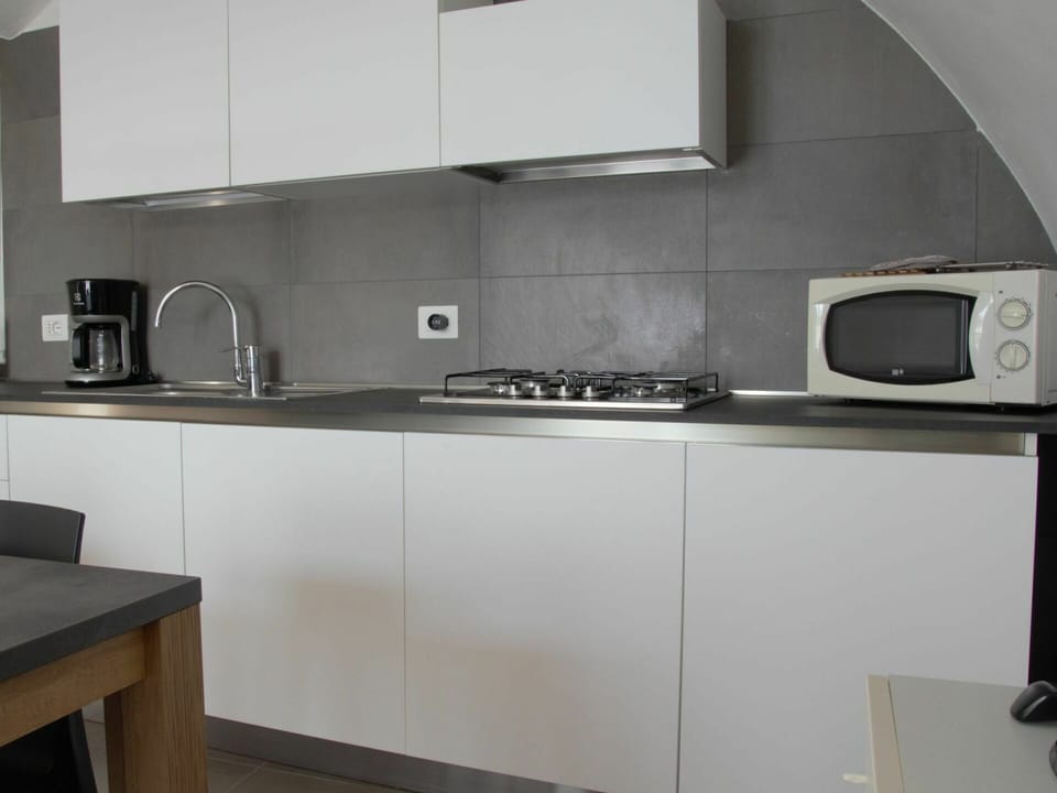Kitchen Sink, Countertop, Property, Sink, Cabinetry, Tap, Black, Kitchen Stove, Building, Kitchen