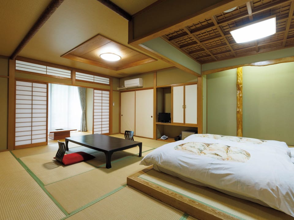 JPN Style for 6, Mt. Fuji view with Twin Bed Non Smoking | Hypo-allergenic bedding, down comforters, in-room safe, desk