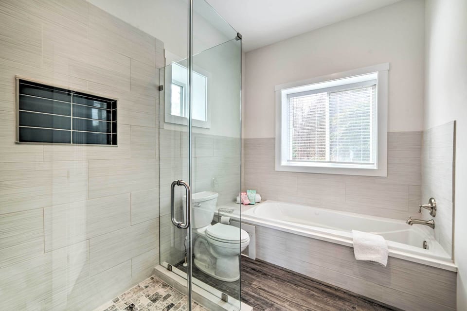 En-Suite Bathroom | Towels Provided | 1st Floor