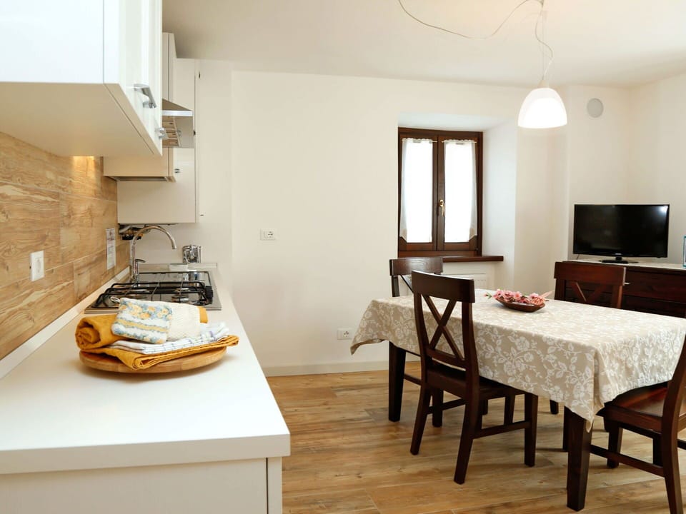 Furniture, Table, Wood, Window, Interior Design, Building, Architecture, Automotive Design, Flooring, Beige