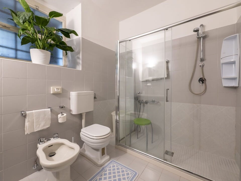 Plumbing Fixture, Shower Head, Property, Plant, Tap, Building, Bathroom, Shower, Toilet Seat, Toilet