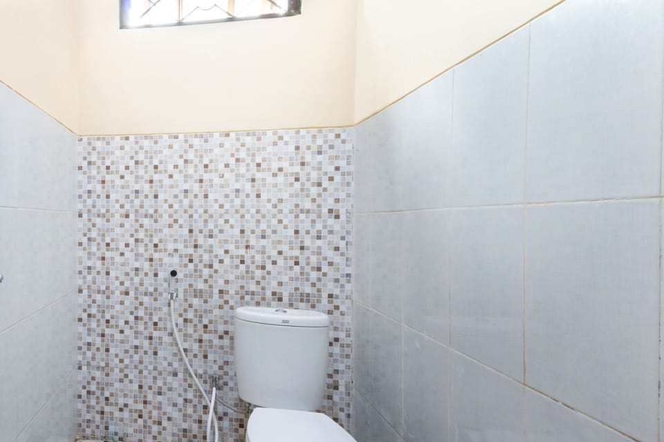 Economy Double Room | Bathroom | Shower, towels