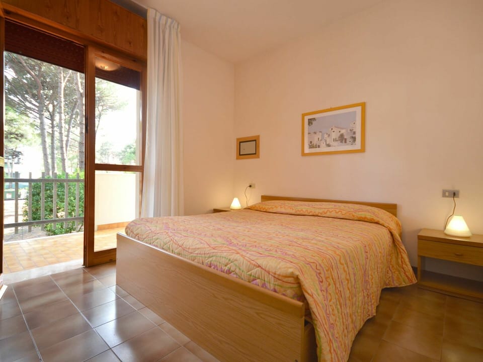 Bedroom, Bed, Room, Furniture, Property, Floor, Bed Frame, Bed Sheet, Wall, Interior Design