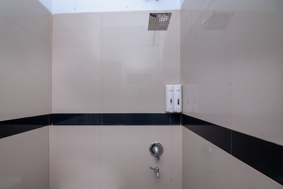Standard Double Room | Bathroom | Shower, towels