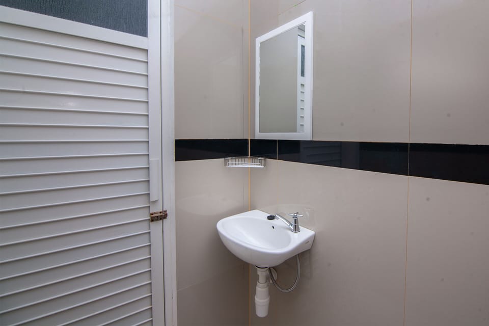 Standard Double Room | Bathroom | Shower, towels