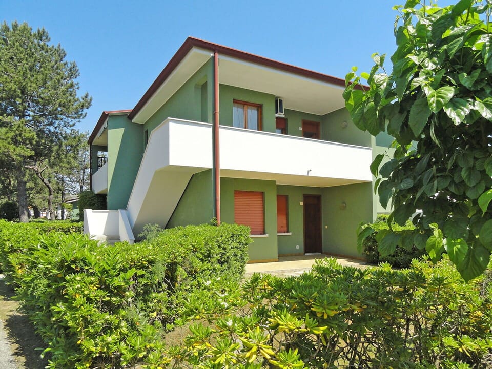 Plant, Sky, Property, Building, Tree, Land Lot, Window, House, Residential Area, Grass