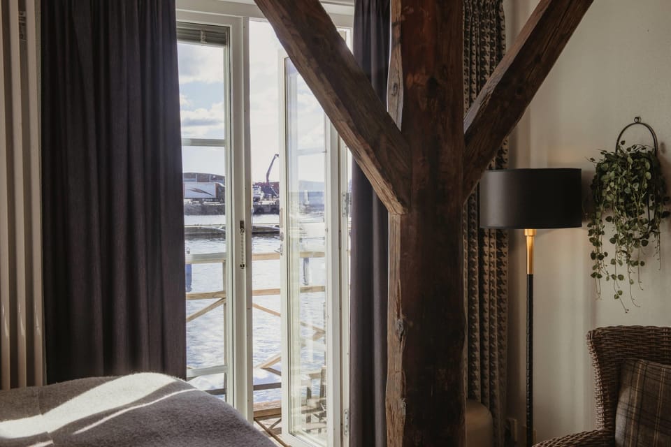 Superior Queen with Balcony | Desk, laptop workspace, iron/ironing board, bed sheets