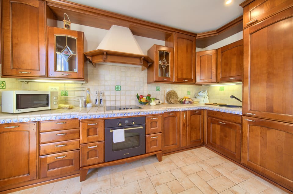 Grand Villa | Private kitchen | Full-size fridge, microwave, oven, stovetop