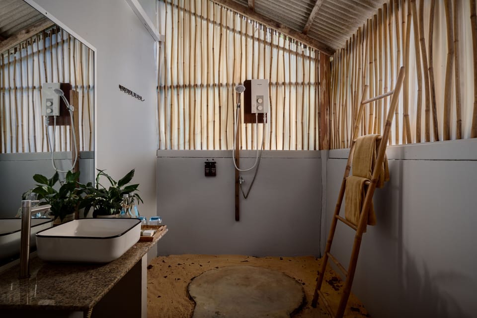 Shower, rainfall showerhead, free toiletries, hair dryer