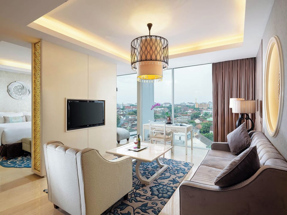 ARTSY Suite | In-room safe, desk, blackout drapes, soundproofing