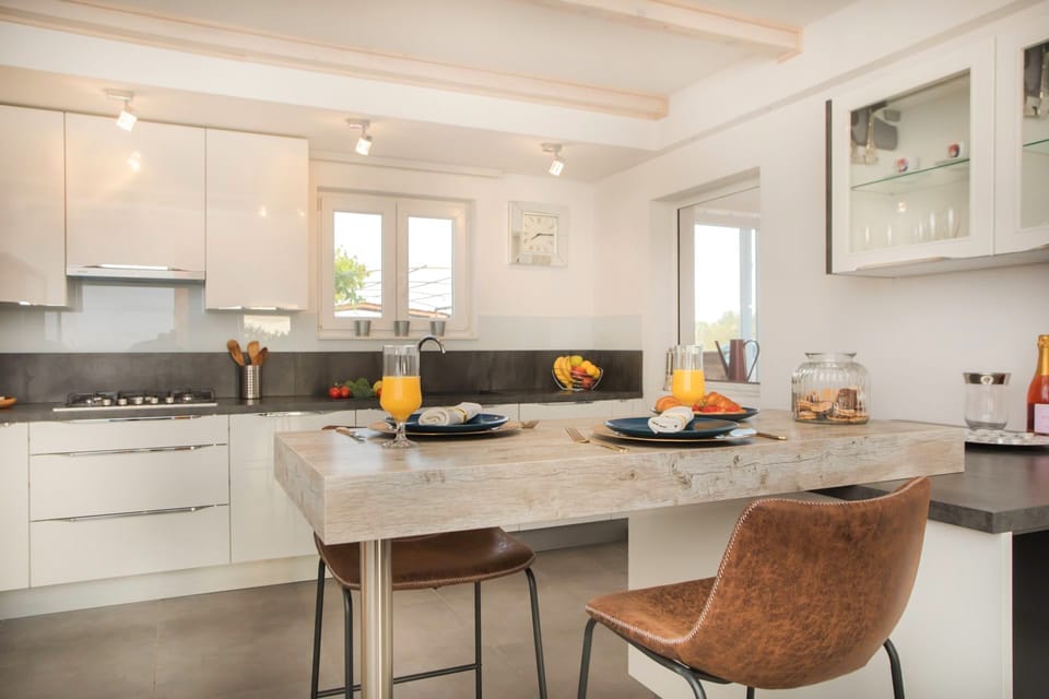 Villa | Private kitchen | Full-size fridge, microwave, oven, stovetop
