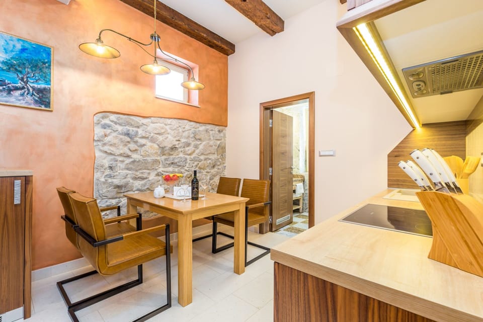 Deluxe Apartment | In-room dining