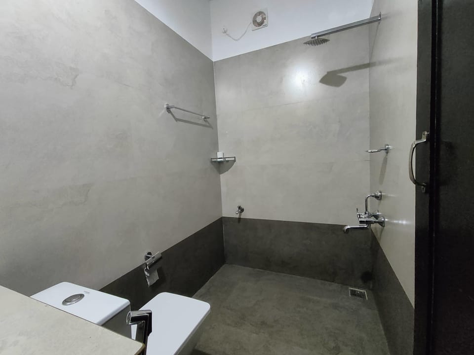 Lakefacing Family Cottage | Bathroom | Shower, rainfall showerhead, free toiletries, towels
