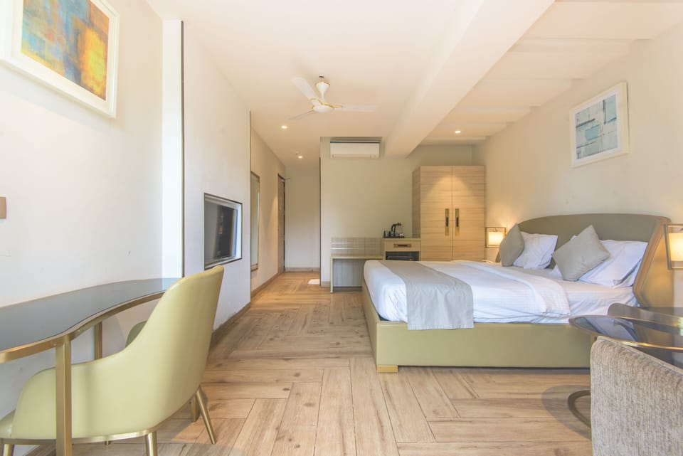 Fern Club Room | Egyptian cotton sheets, premium bedding, minibar, in-room safe