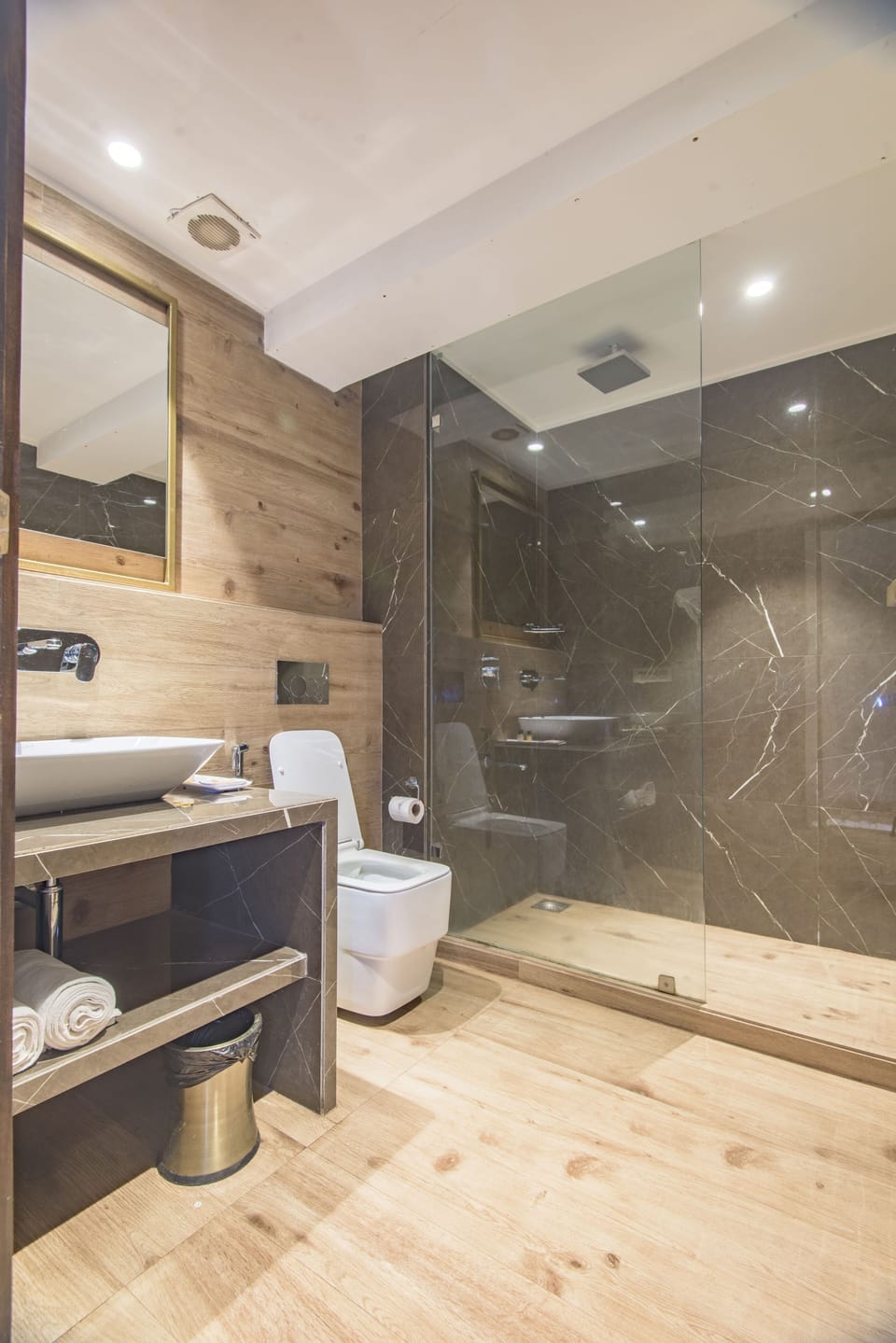 Fern Club Room | Bathroom | Shower, slippers, towels