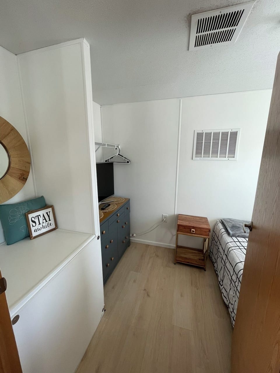 Bedroom - Queen Bed (1)