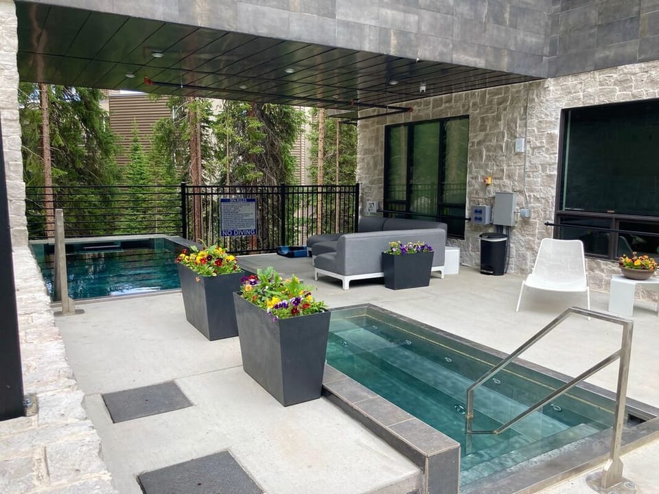 Endless pool & hot tub