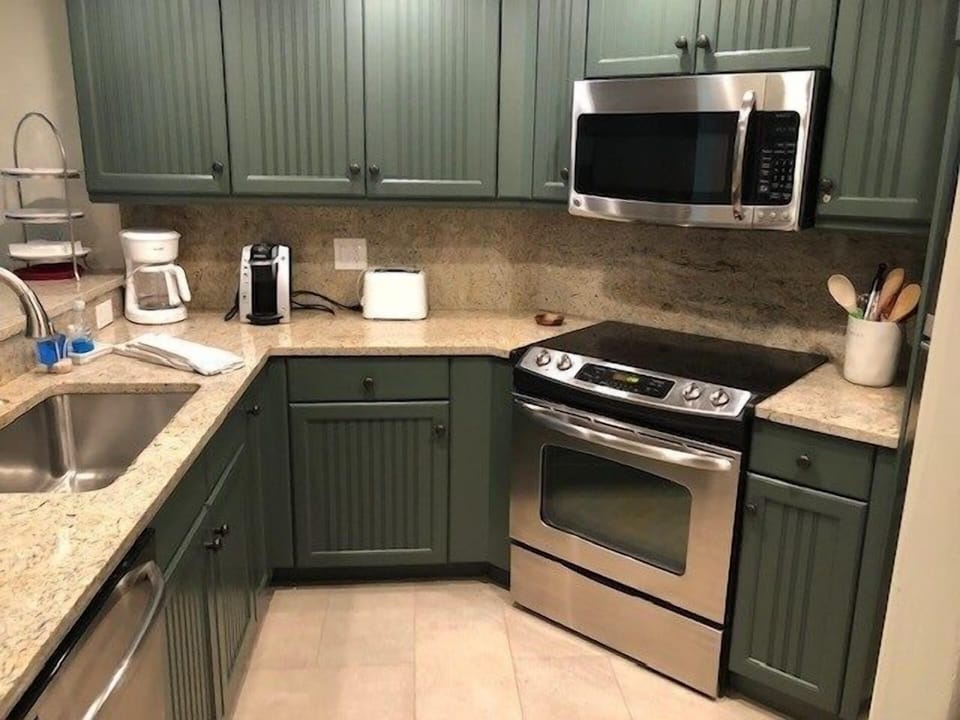 Condo, 1 Bedroom | Private kitchen | Fridge, microwave, oven, dishwasher