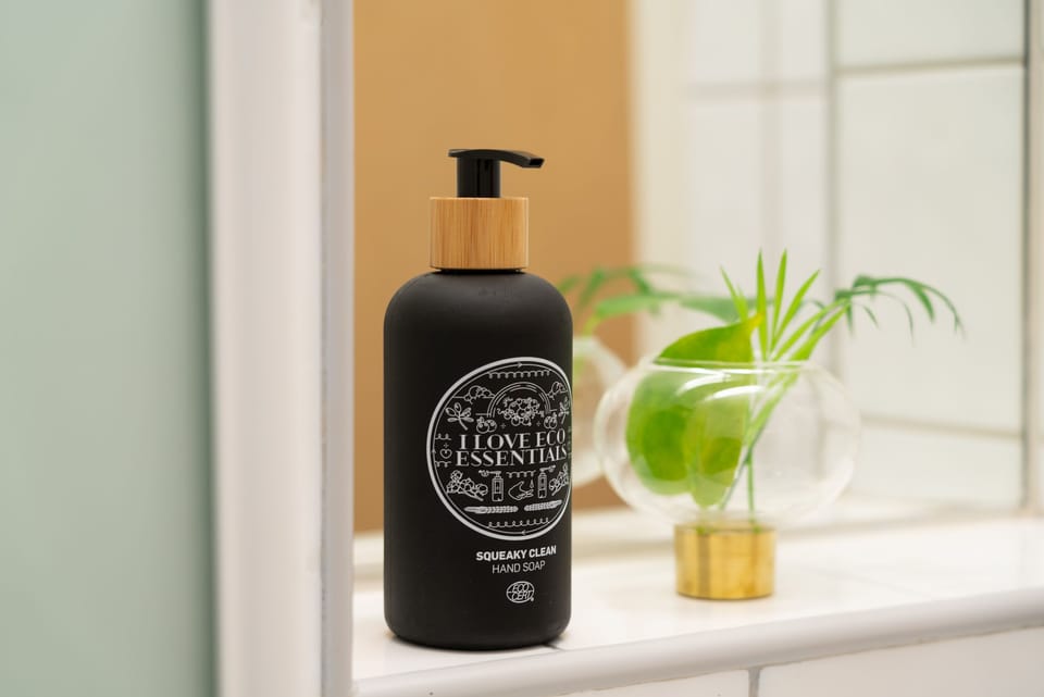 Shower, eco-friendly toiletries, towels