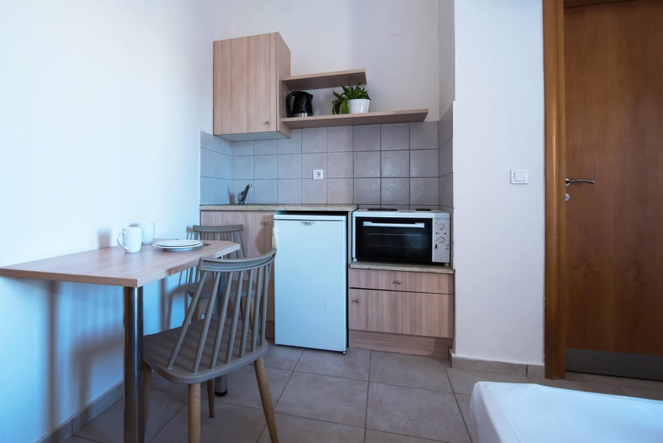 Standard Twin/Double Studio | Private kitchenette | Mini-fridge, oven, stovetop, electric kettle