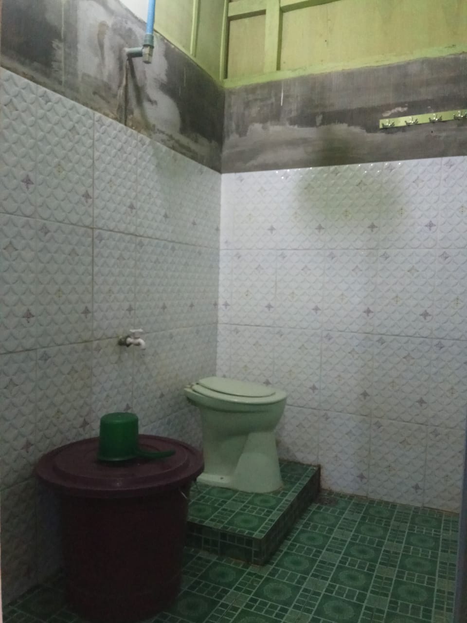 Shower, free toiletries, towels