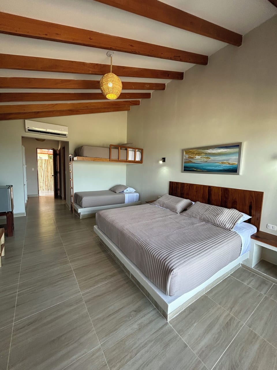 Minibar, in-room safe, rollaway beds (surcharge), WiFi (free)