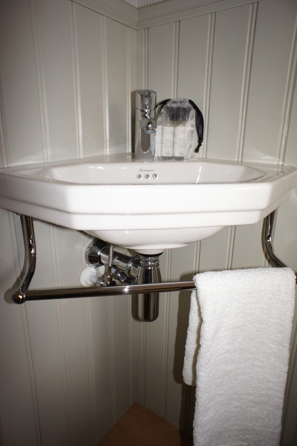 Economy Double Room | Bathroom sink