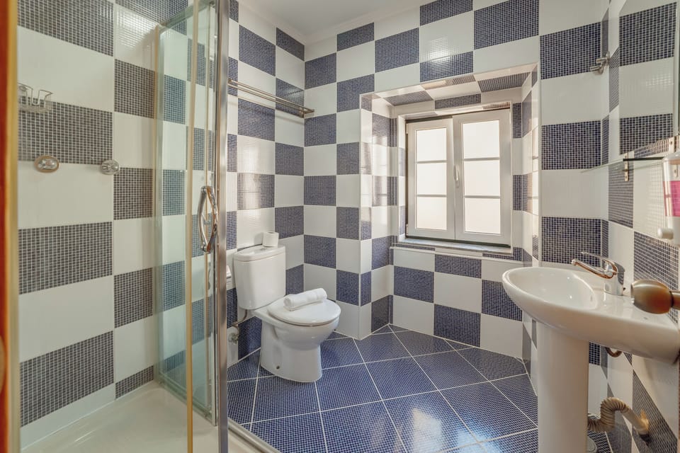 Deluxe Twin Room, Ensuite | Bathroom | Shower, rainfall showerhead, hair dryer, towels