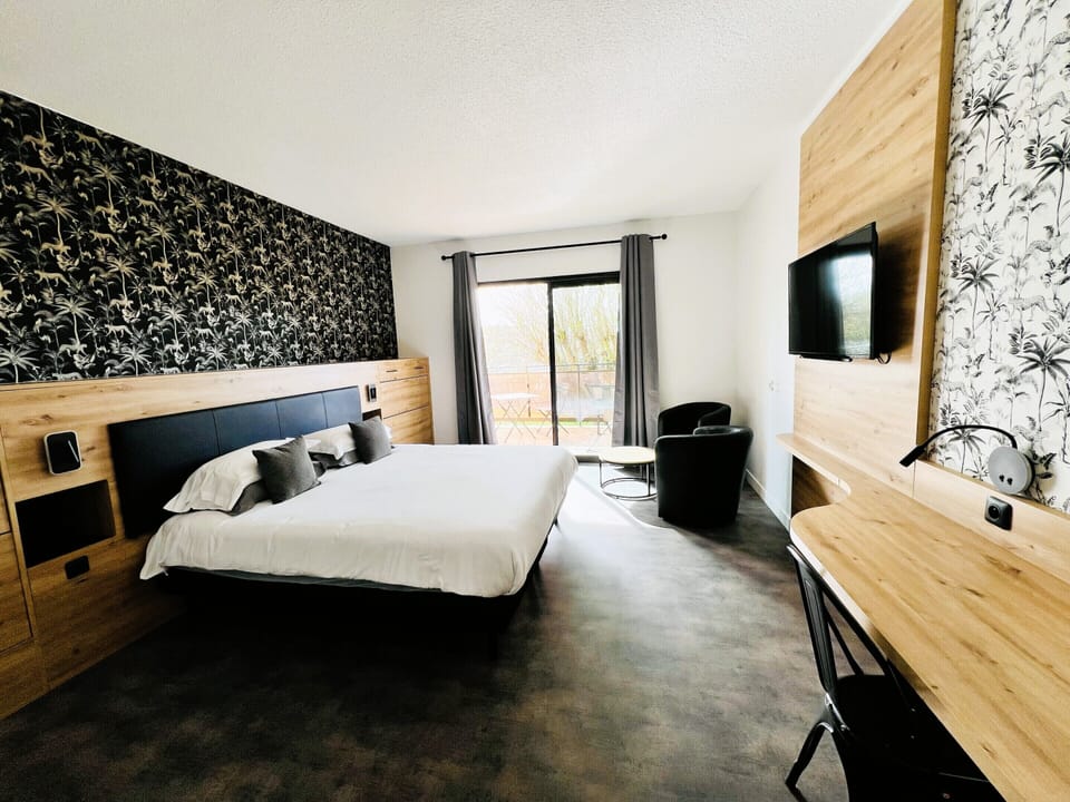 Deluxe Double or Twin Room, Ensuite | In-room safe, individually decorated, desk, blackout drapes