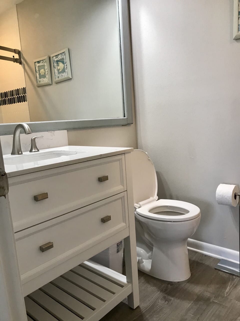 NEW PIC! Full bathroom off second upstairs bedroom with king bed 