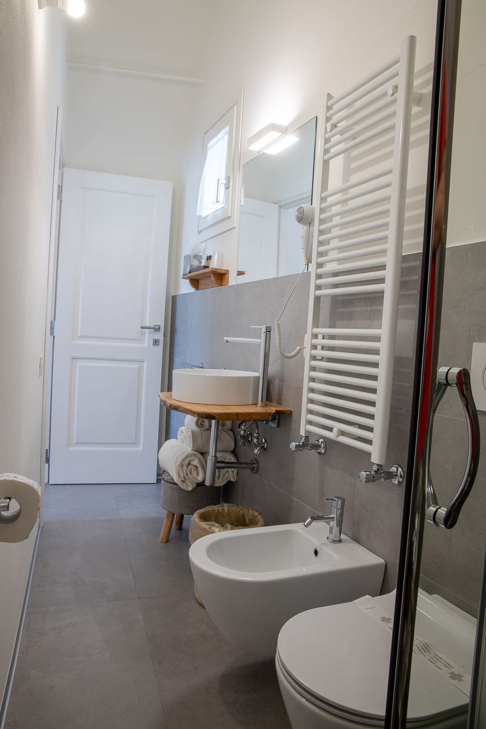 Junior Suite, City View | Bathroom | Shower, rainfall showerhead, free toiletries, hair dryer