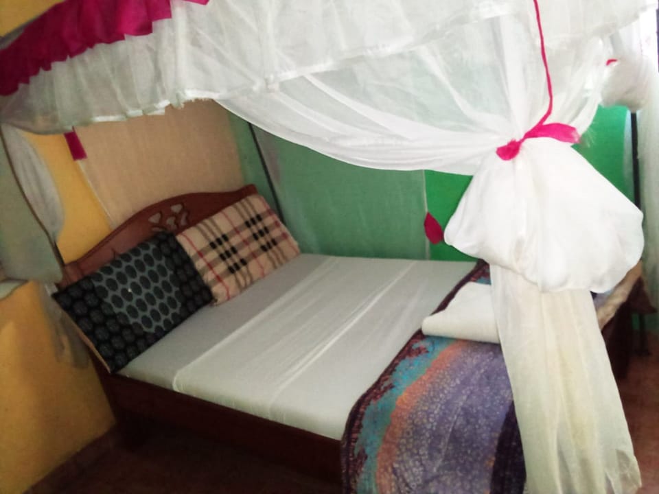 Double Room | Desk, blackout drapes, free WiFi, bed sheets