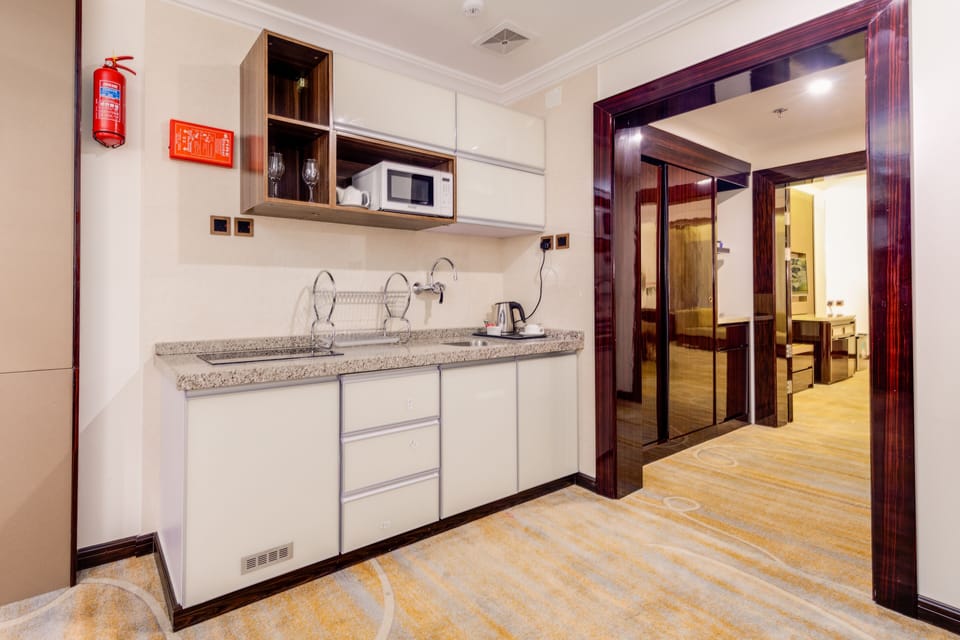 Business Studio Suite | Living area | Flat-screen TV
