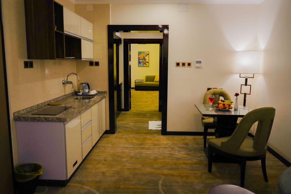 Business Studio Suite | Private kitchenette | Fridge, paper towels
